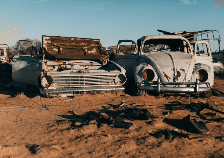 Zdjęcie starego samochodu na złomowisku